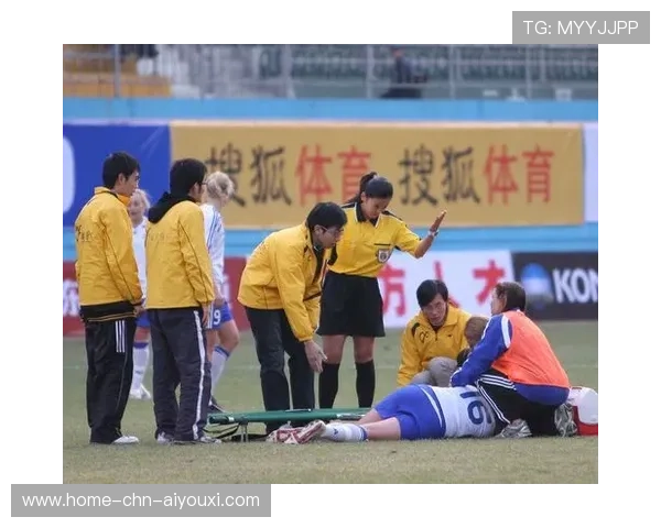 受伤倒地后全场安静，队友焦急围成一圈