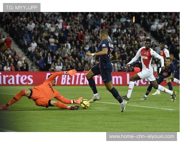 法甲巴黎边路突破撕裂对方防线,胜利在握