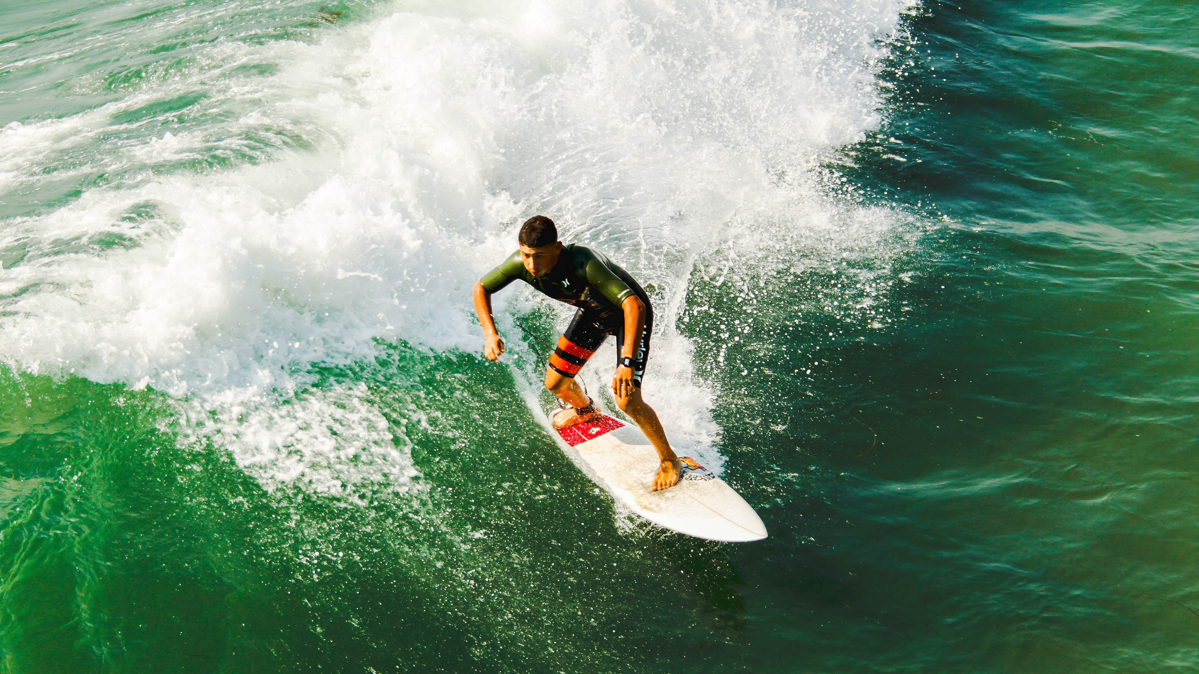 _球迷全场助威：场边欢呼声此起彼伏_，球场球迷喊的什么